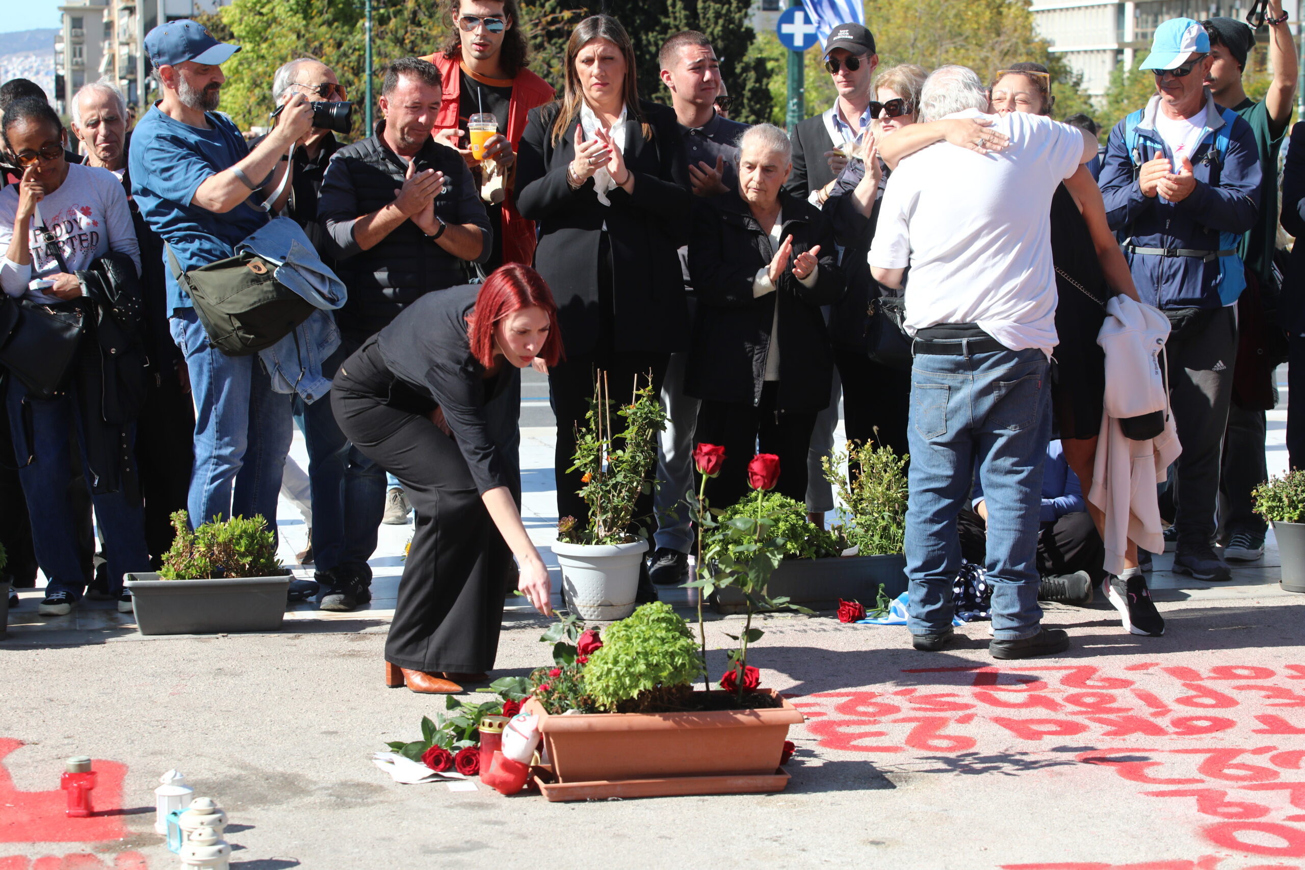 Η πρόεδρος της Πλεύσης Ελευθερίας, Ζωή Κωνσταντοπούλου και συγγενείς των θυμάτων του σιδηροδρομικού δυστυχήματος των Τεμπών αφήνουν λουλούδια στο σημείο που είναι γραμμένα το ονόματα μπροστά από το Μνημείο του Άγνωστου Στρατιώτη, Τρίτη 28 Οκτωβρίου 2025.  (ΓΙΑΝΝΗΣ ΠΑΝΑΓΟΠΟΥΛΟΣ/EUROKINISSI)