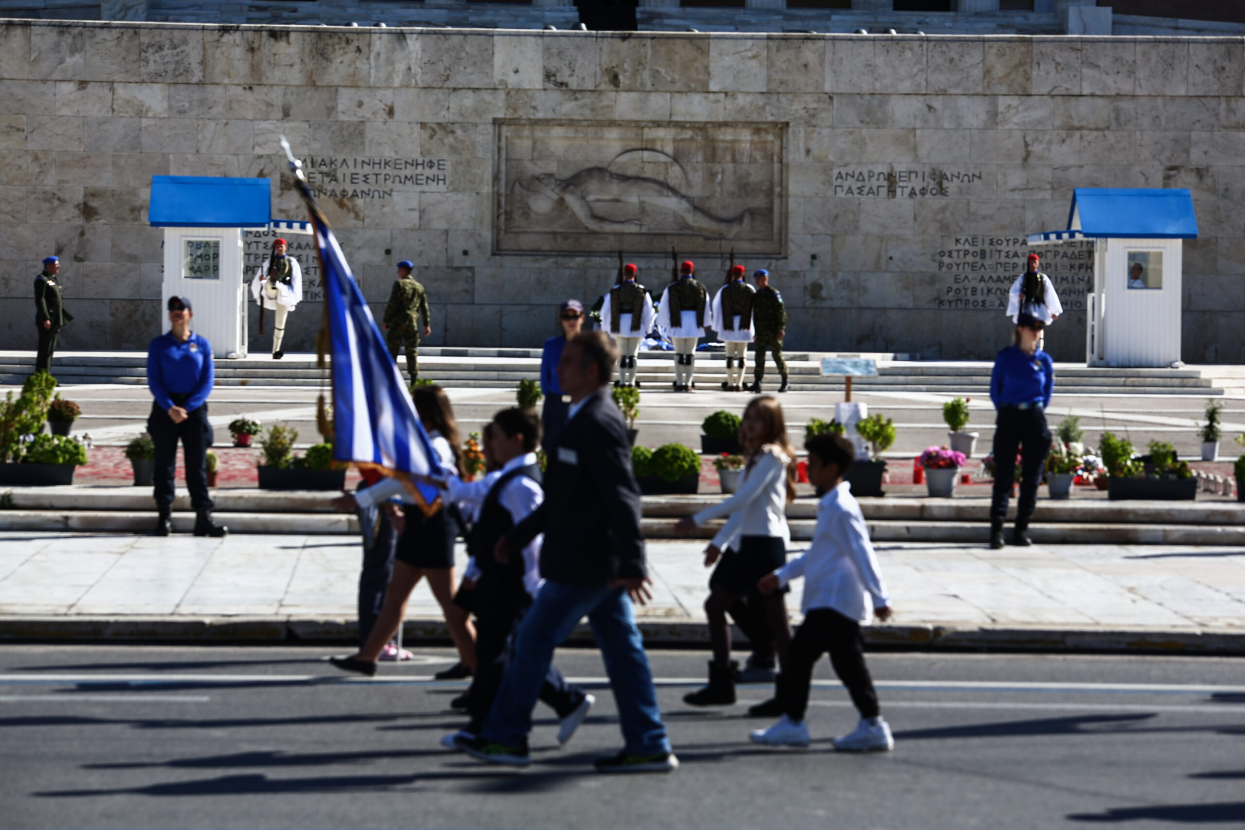 Παρέλαση μαθητών, σπουδαστών, προσκόπων και οδηγών μπροστά από το Μνημείο του Άγνωστου Στρατιώτη στην Αθήνα για την εθνική επέτειο της 28ης Οκτωβρίου, Τρίτη 28 Οκτωβρίου 2025. (ΔΑΝΑΗ ΔΑΥΛΟΠΟΥΛΟΥ/EUROKINISSI)