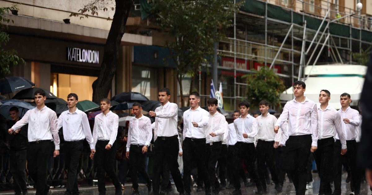 October 28: Under torrential rain, the student parade in Thessaloniki
