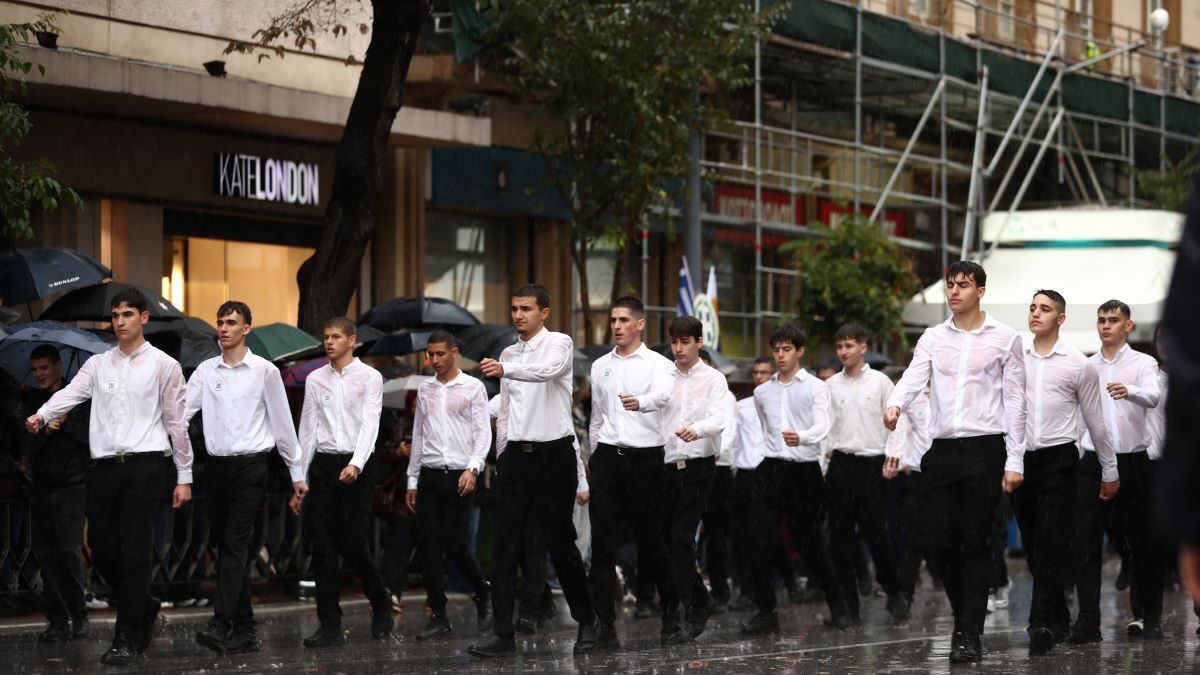Υπό καταρρακτώδη βροχή η μαθητική παρέλαση στη Θεσσαλονίκη