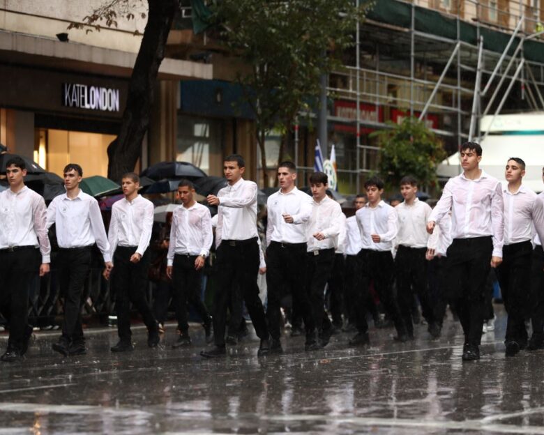 28η Οκτωβρίου: Υπό καταρρακτώδη βροχή η μαθητική παρέλαση στη Θεσσαλονίκη