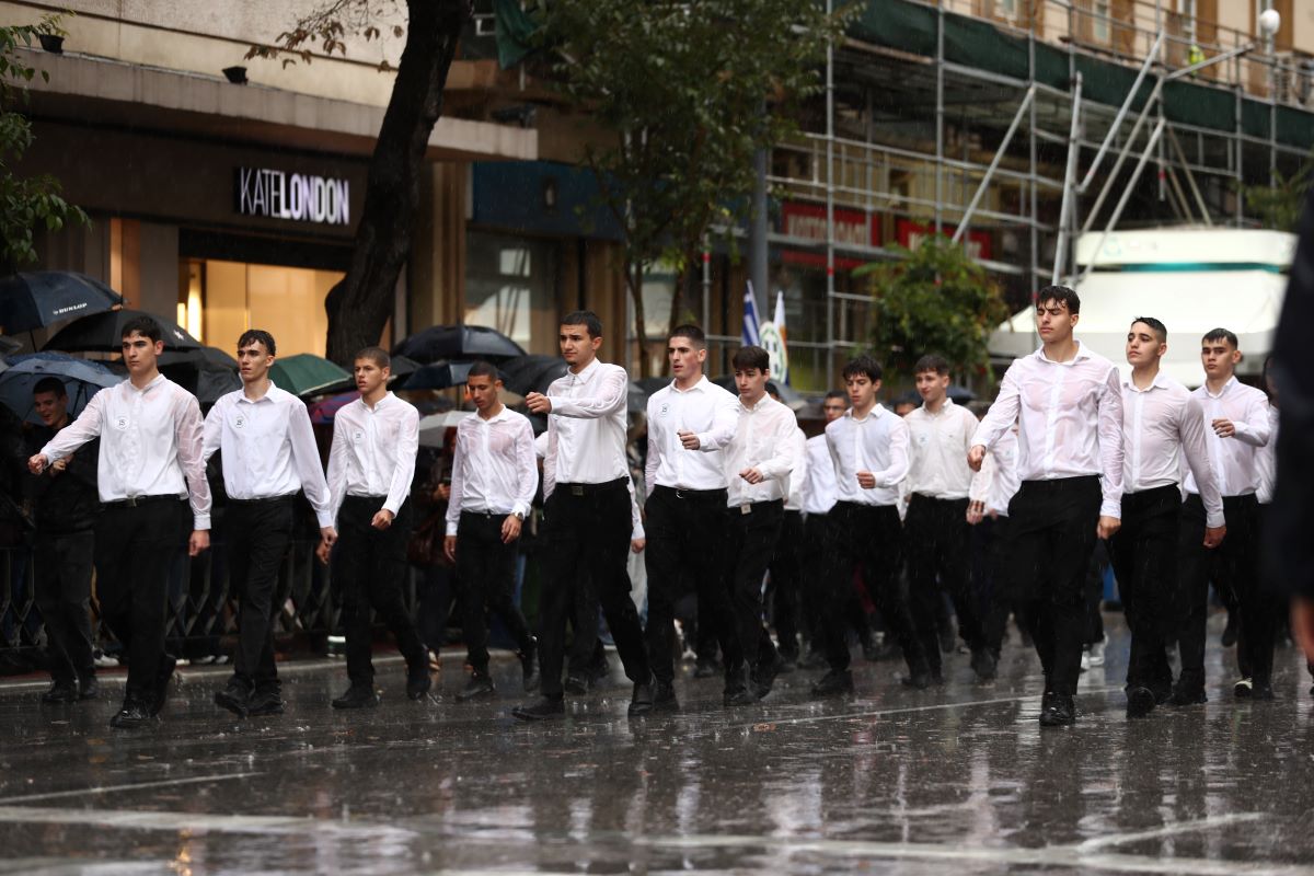 Υπό καταρρακτώδη βροχή η μαθητική παρέλαση στη Θεσσαλονίκη