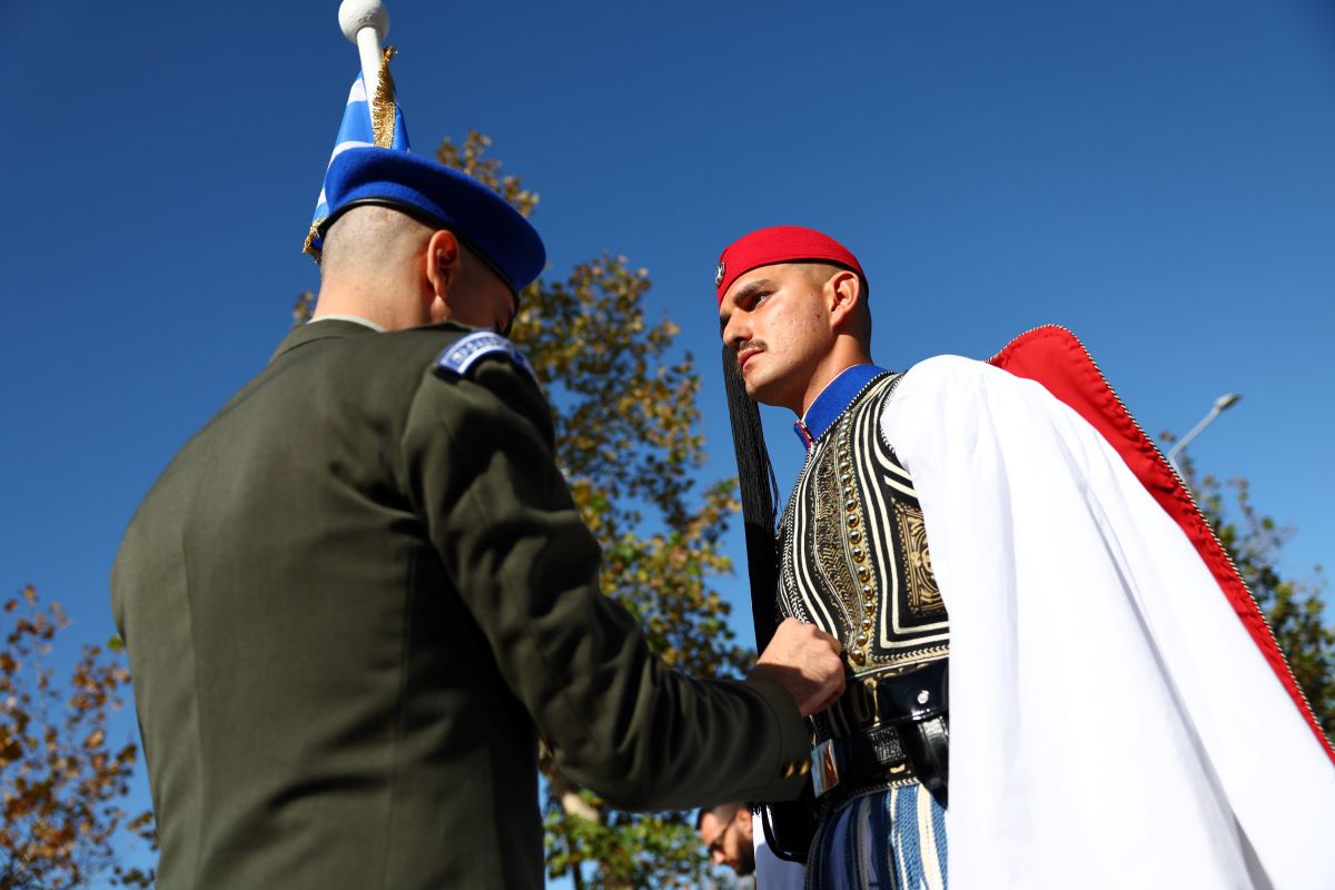 Εύζωνας πριν την έναρξη της στρατιωτικής παρέλασης στη Θεσσαλονίκη