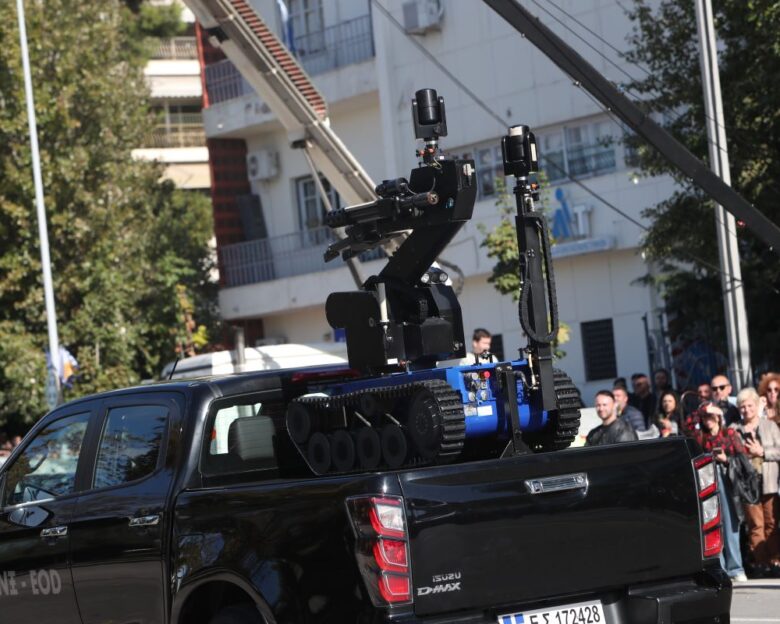 Ανακωχή για τις παρελάσεις  οι αγρότες ζεσταίνουν τις μηχανές των τρακτέρ για τις 11 Νοεμβρίου  όπου πάει ο Μητσοτάκης δεν πηγαίνουν Σαμαράς, Καραμανλής  στο αντιμητσοτακικό μέτωπο και ο Παυλόπουλος  τα «καρφιά» του Μαρινάκη  έρχεται η Κίμπερλι Γκιλφόιλ  στις 5 Νοεμβρίου η πρώτη της δεξίωση