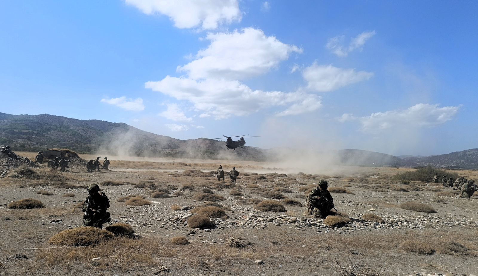 Helicopter chinook disembarks of the Army Army