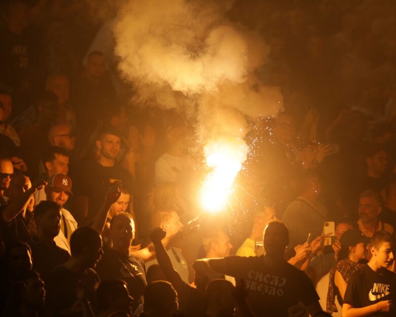 Χαμός στο γήπεδο της Παρτίζαν με ξύλο ανάμεσα στους οπαδούς των Σέρβων