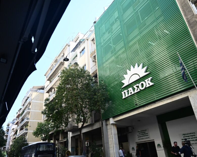 «Τρικυμία» στο ΠΑΣΟΚ: Η δημοσκοπική πτώση, η απουσία από την κηδεία Σαββόπουλου, η παραίτηση και το κόμμα του Τσίπρα