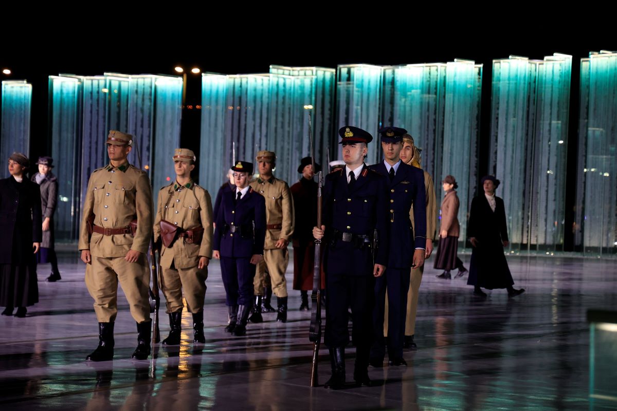 Στιγμιότυπο από εντυπωσιακό θεατρικό δρώμανο πριν τις ομιλίες