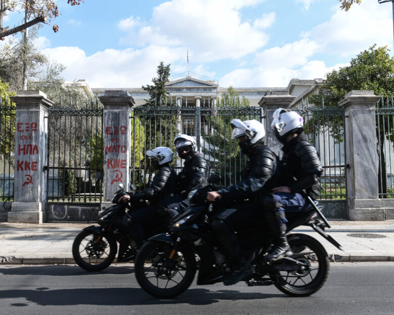 Θεσσαλονίκη: «Μαϊμού» αστυνομικοί βγήκαν περιπολία αλλά έπεσαν πάνω σε αστυνομικό