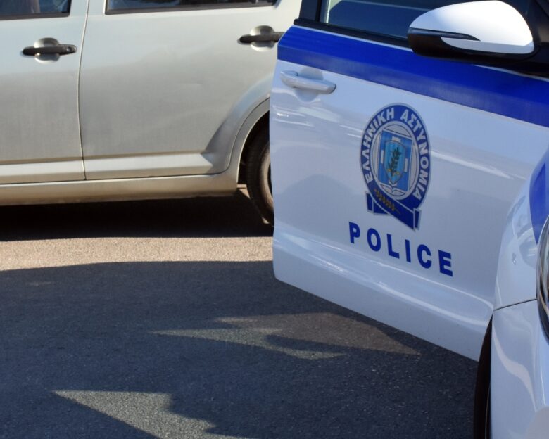 Γλυφάδα: «Δεν του έκανε τίποτα και τώρα παλεύει για τη ζωή της» λέει η κόρη της 70χρονης μετά την επίθεση με πέτρα από 38χρονο