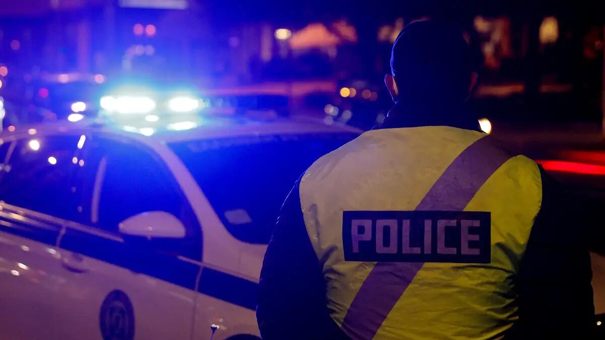 Περιπολικό και άνδρας της ελληνικής αστυνομίας