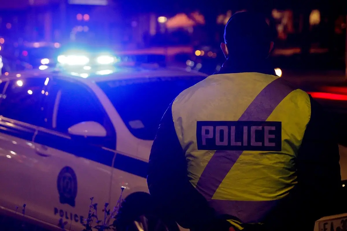 Περιπολικό και άνδρας της ελληνικής αστυνομίας