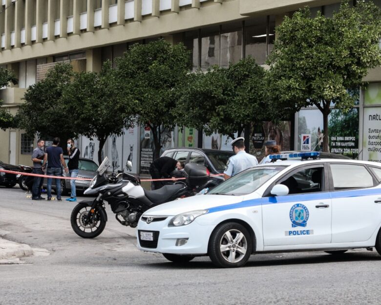 Καλλιθέα: 50χρονος μαχαίρωσε αστυνομικό που προσπάθησε να τον συλλάβει – Τον ακινητοποίησαν πυροβολώντας τον στο πόδι