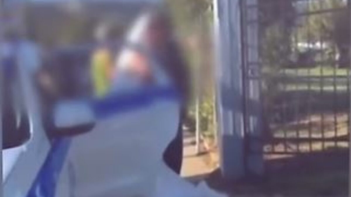 Νύφη βγαίνει από περιπολικό