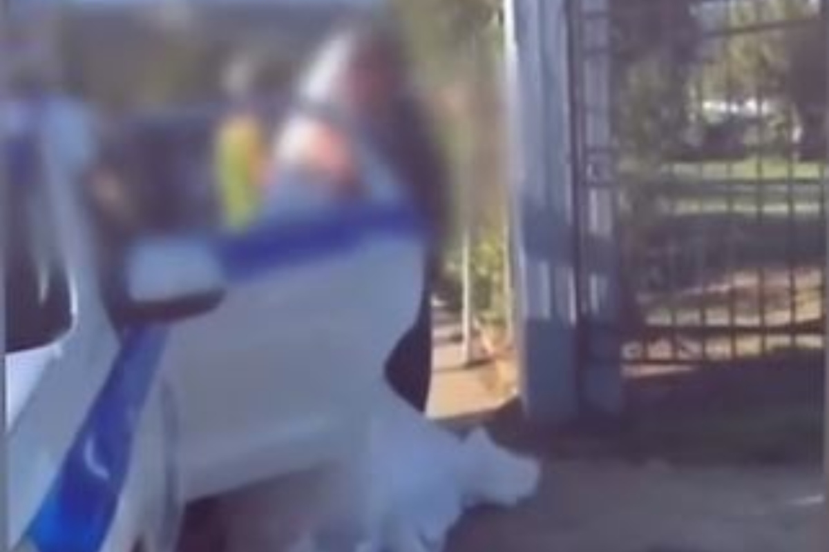Νύφη βγαίνει από περιπολικό