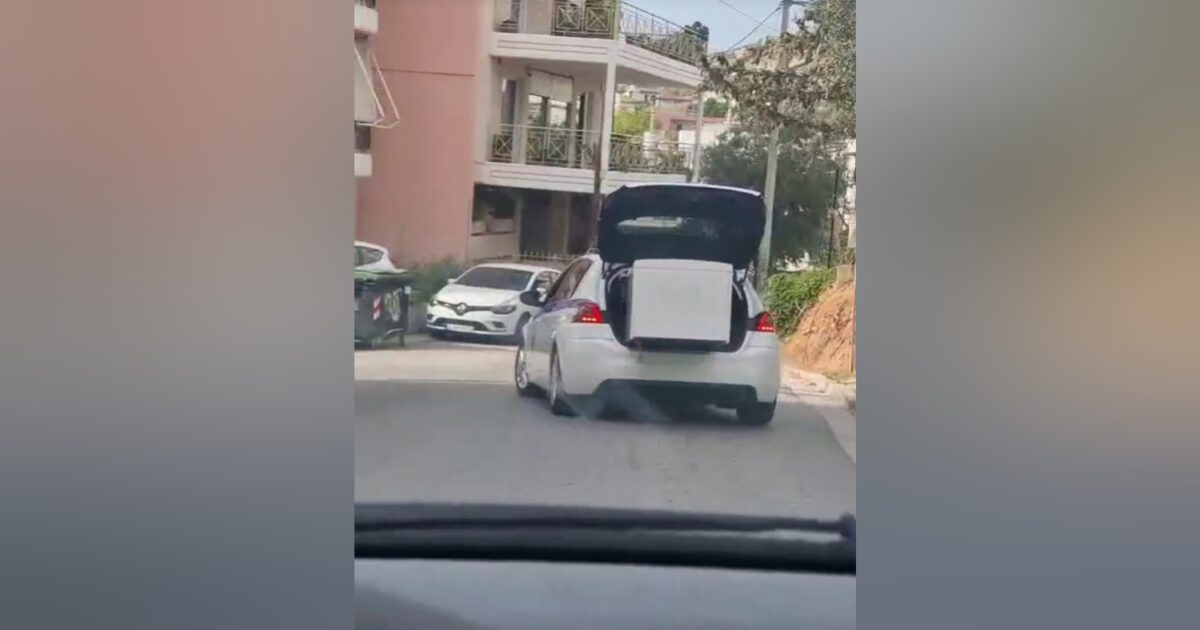 Περιπολικό μεταφέρει ψυγείο