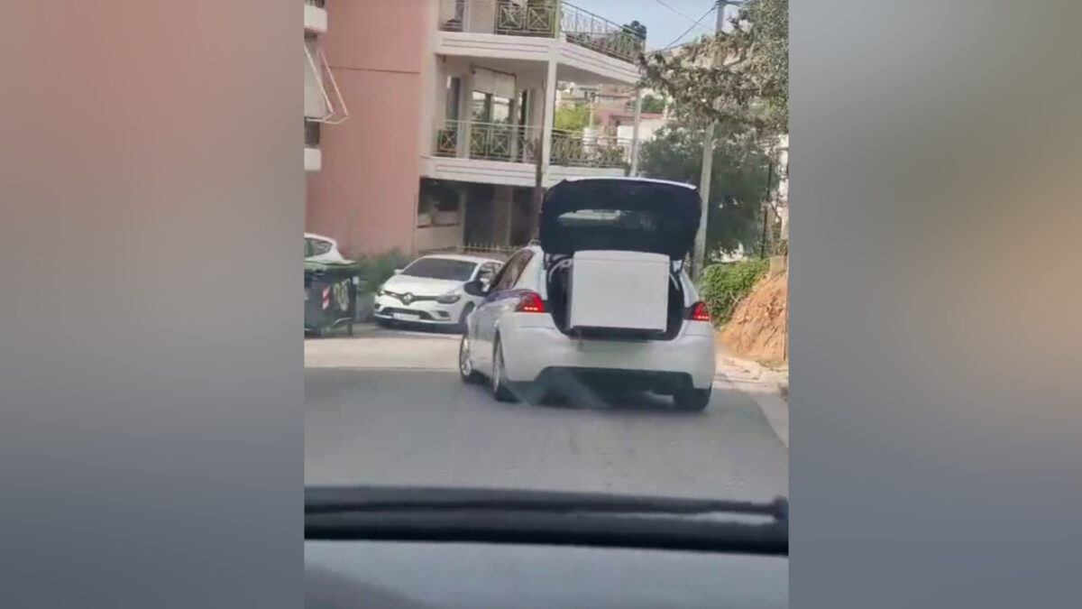 Περιπολικό μεταφέρει ψυγείο