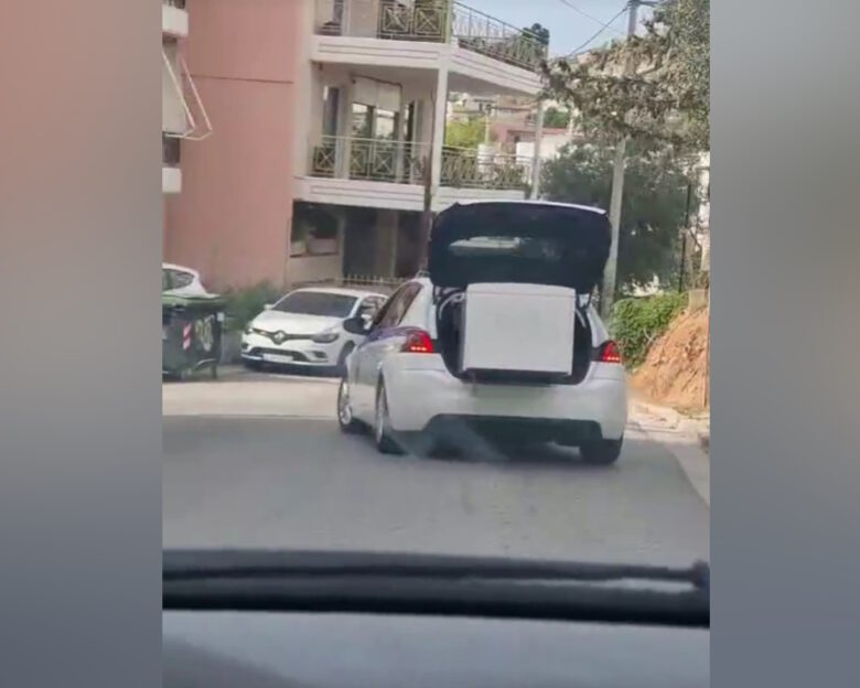 Βίντεο με περιπολικό να μεταφέρει ψυγείο στο πορτμπαγκάζ στο Καματερό