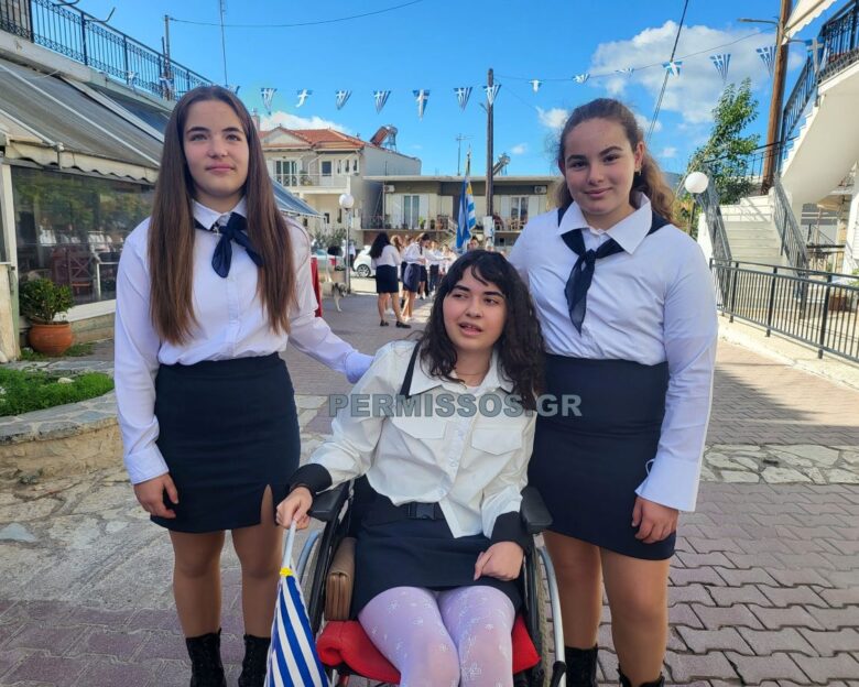 Συγκινητική στιγμή στις Θεσπιές – Η πρώτη παρέλαση της μικρής Αλεξίας μετά τον τραυματισμό της από αδέποτη σφαίρα