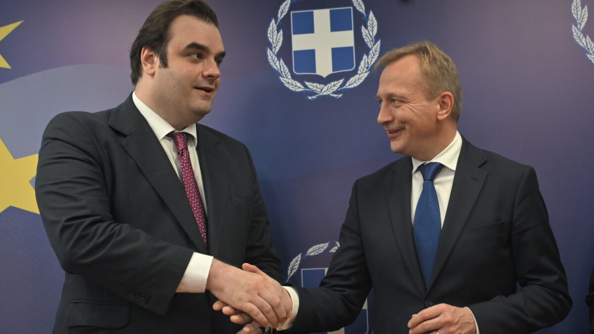 Συνάντηση του Υπουργού Οικονομικών Κυριάκου Πιερρακάκη με τον Ευρωπαίο Επίτροπο για τον Προϋπολογισμό, την Καταπολέμηση της Απάτης και τη Δημόσια Διοίκηση Piotr Serafin, στο υπουργείο Οικονομικών