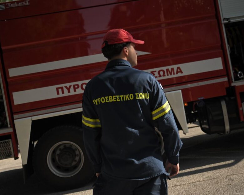 Φωτιά σε διαμέρισμα στο Παλαιό Φάληρο – Μάχη των πυροσβεστών να μην επεκταθεί σε γειτονικά διαμερίσματα