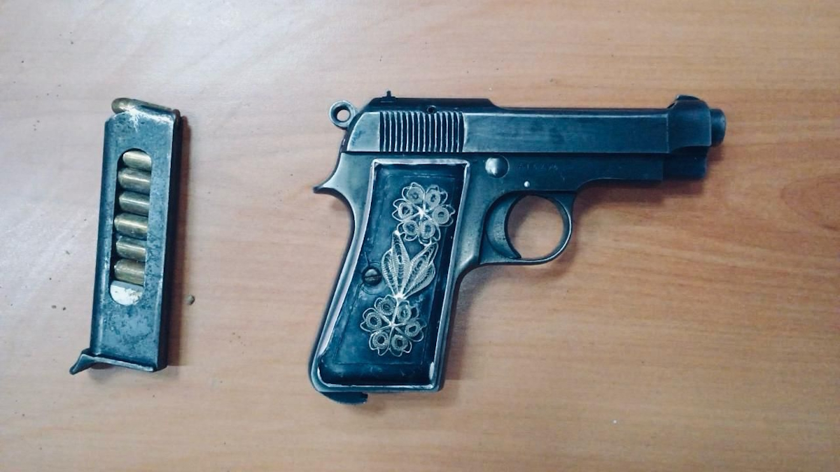 Το πιστόλι που βρέθηκε στο προαύλιο των φυλακών Κορυδαλλού