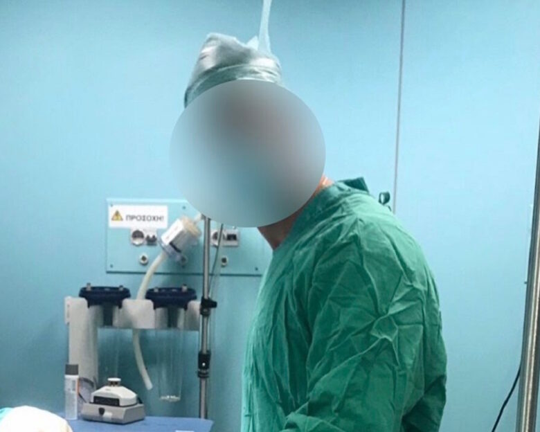 Αναβλήθηκε για τις 29 Οκτωβρίου η δίκη του επιχειρηματία που έδειρε την 43χρονη στη μέση της Συγγρού – «Έτρεμα στην αίθουσα» δήλωσε το θύμα