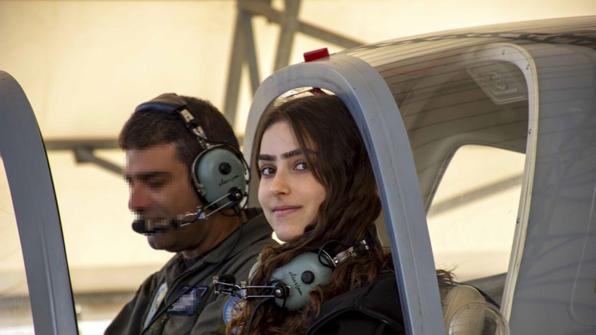 Μαθήτρια Λυκείου πριν πετάξει με εκπαιδευτικό αεροσκάφος της Πολεμικής Αεροπορίας