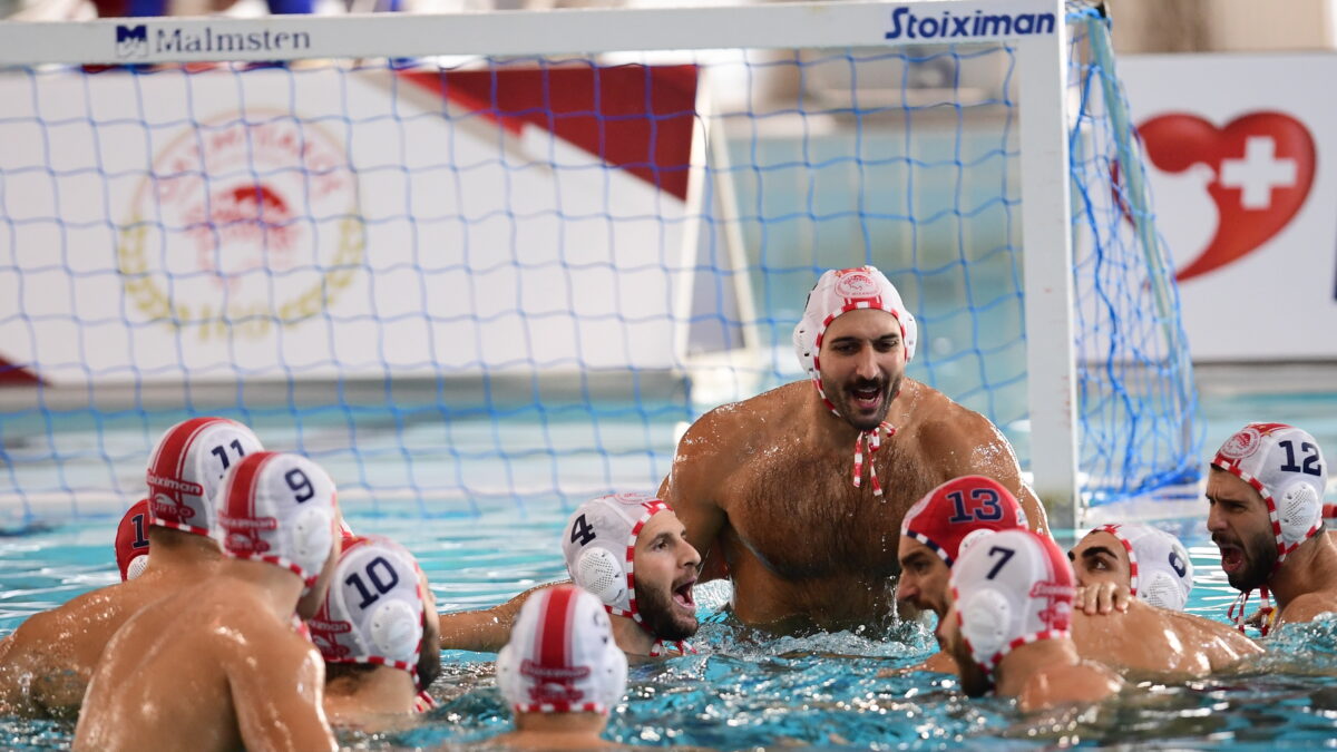 Οι παίκτες του Ολυμπιακού πανηγυρίζουν στο πόλο ανδρών (ΓΙΩΡΓΟΣ ΜΑΤΘΑΙΟΣ