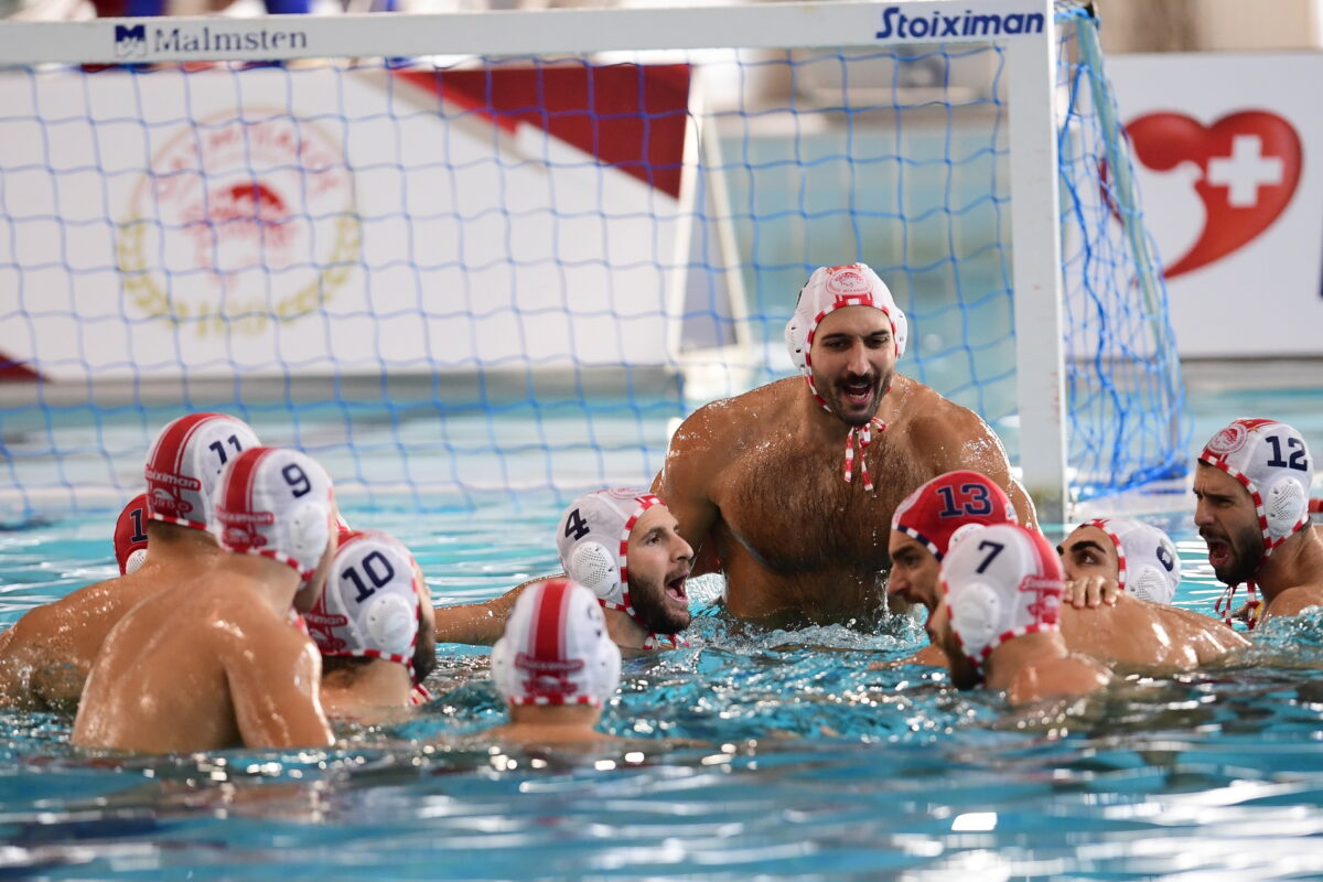 Οι παίκτες του Ολυμπιακού πανηγυρίζουν στο πόλο ανδρών (ΓΙΩΡΓΟΣ ΜΑΤΘΑΙΟΣ