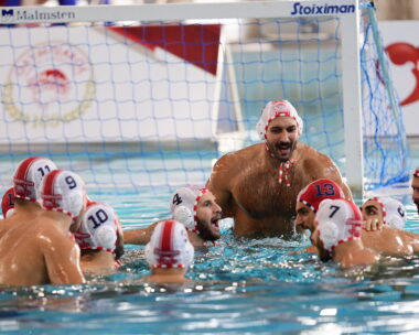 Οι παίκτες του Ολυμπιακού πανηγυρίζουν στο πόλο ανδρών (ΓΙΩΡΓΟΣ ΜΑΤΘΑΙΟΣ