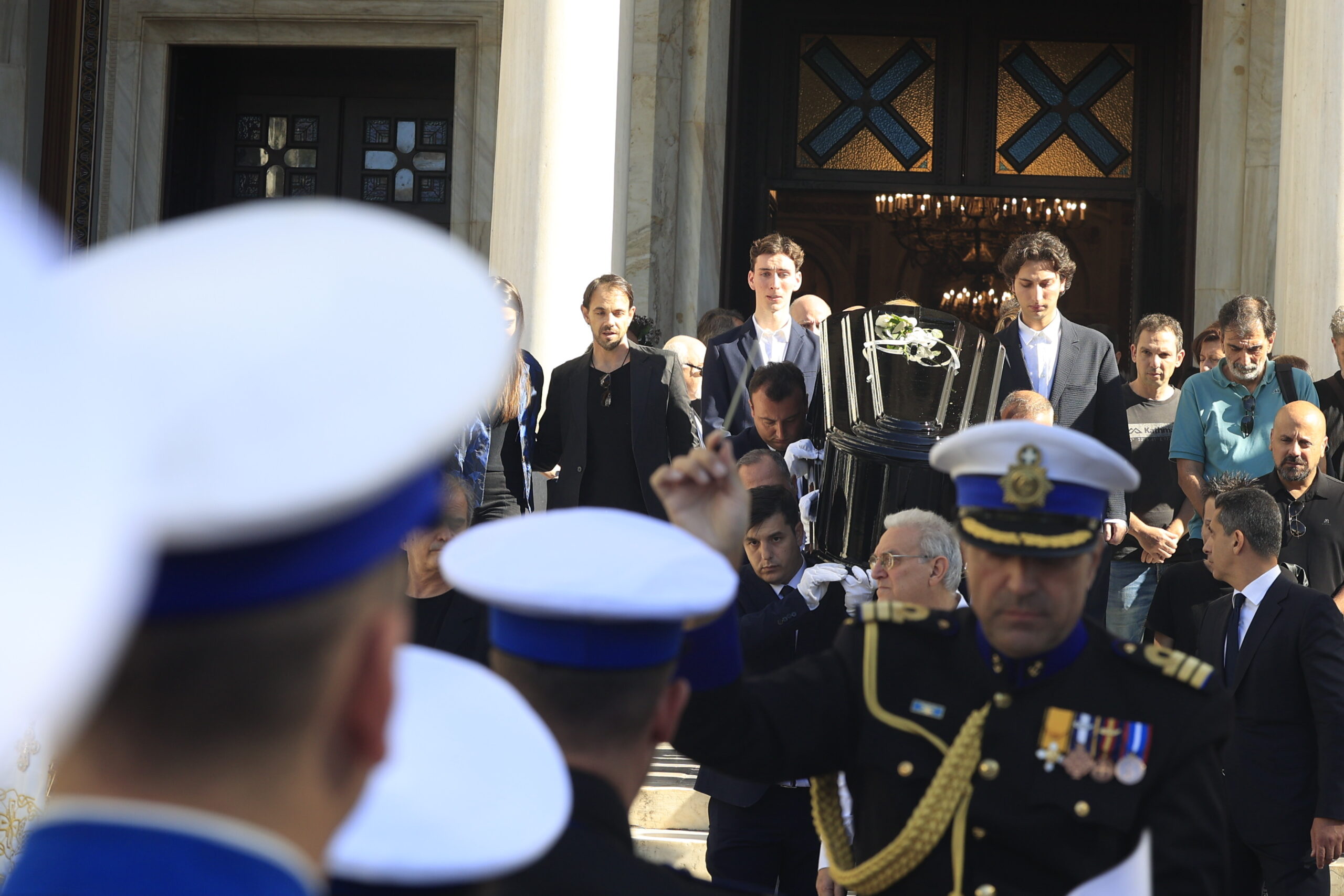 Η στιγμή που βγαίνει η σορός από την εκκλησία