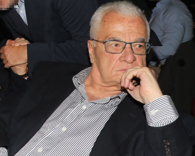Με τρεμάμενη φωνή ο Γιάννης Πρετεντέρης μίλησε για τον Διονύση Σαββόπουλο – «Ήταν ο κηδεμόνας μας»