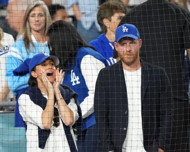 Χάρι και Μέγκαν αποδοκιμάστηκαν σε αγώνα μπέιζμπολ στο Λος Άντζελες – Κάθισαν στην πρώτη σειρά μπροστά από θρύλους του αθλητισμού