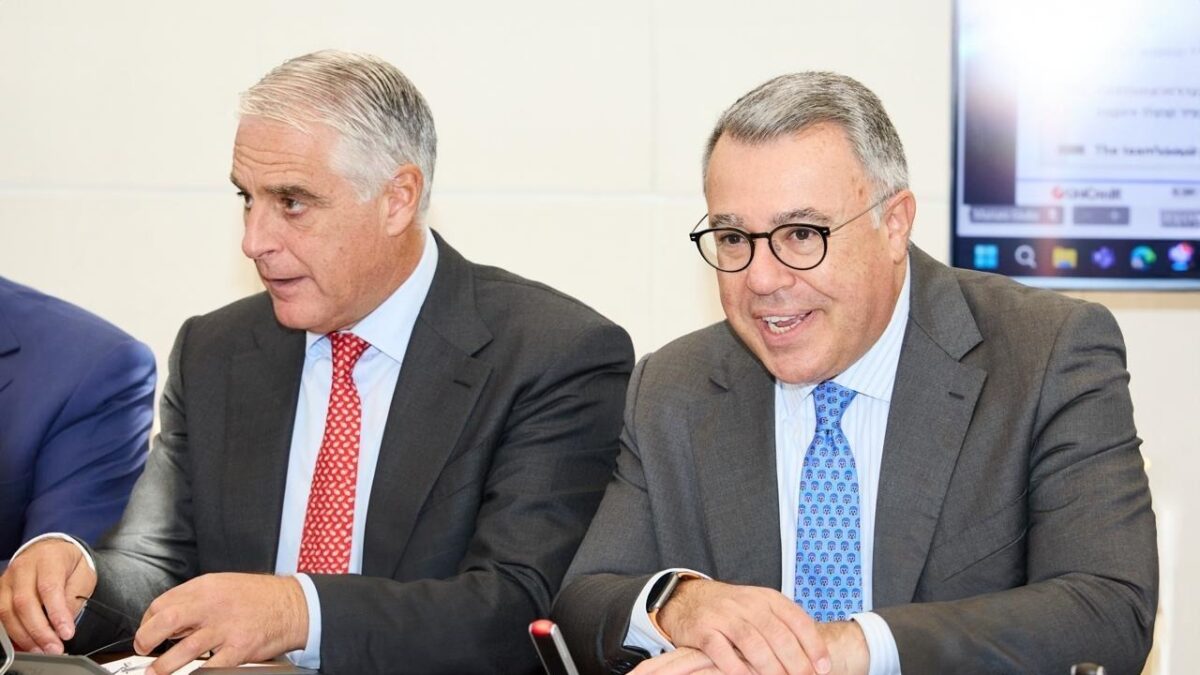 Ο Διευθύνων Σύμβουλος του ομίλου UniCredit Αντρέα Όρτσελ και ο Διευθύνων Σύμβουλος της Alpha Bank Βασίλης Ψάλτης