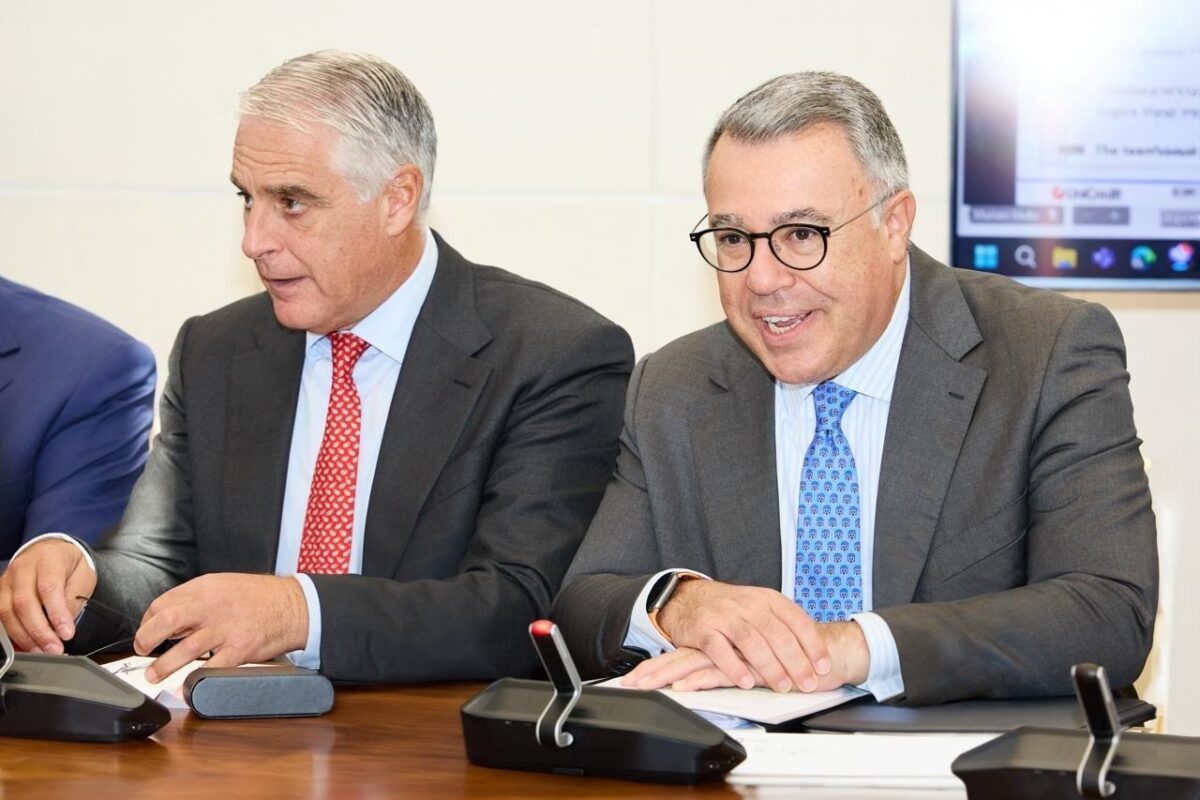 Ο Διευθύνων Σύμβουλος του ομίλου UniCredit Αντρέα Όρτσελ και ο Διευθύνων Σύμβουλος της Alpha Bank Βασίλης Ψάλτης