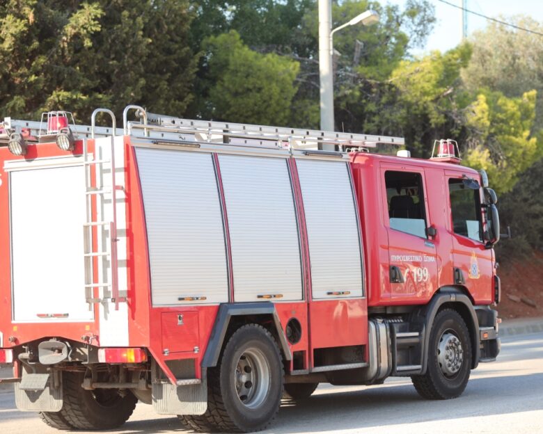Φωτιά στον Ασπρόπυργο σε επιχείρηση χαρτικών: Φόβος μην επεκταθεί λόγω των εύφλεκτων υλικών