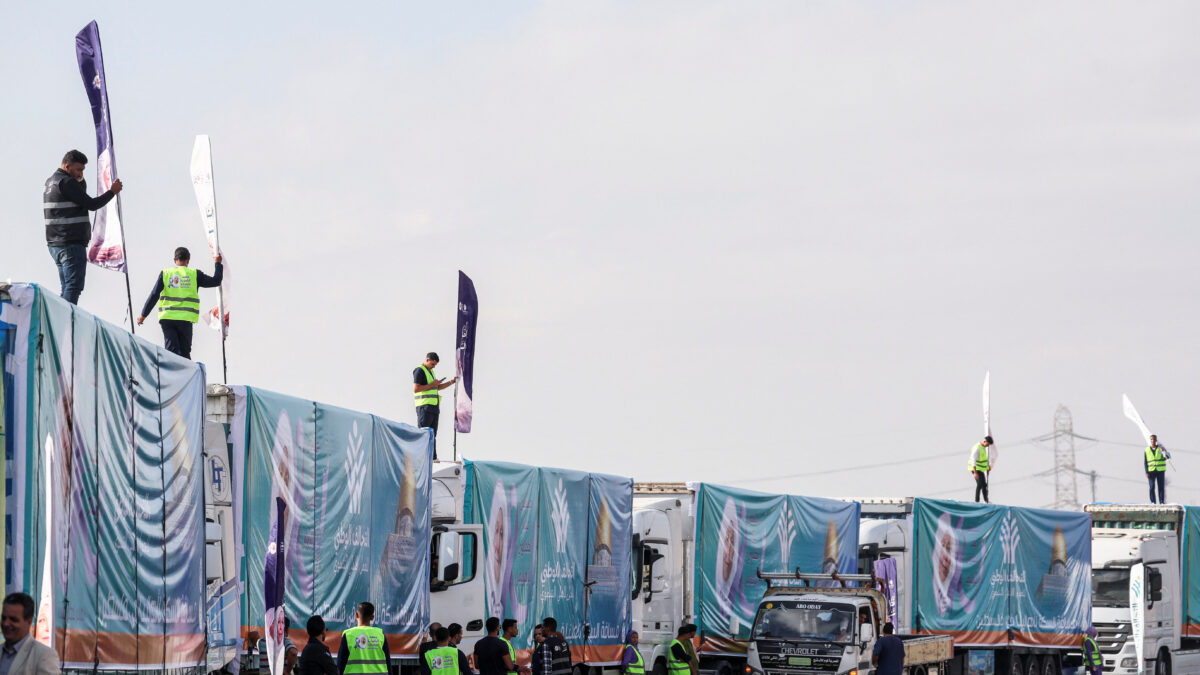 Φορτηγά με ανθρωπιστική βοήθεια στο πέρασμα της Ράφα