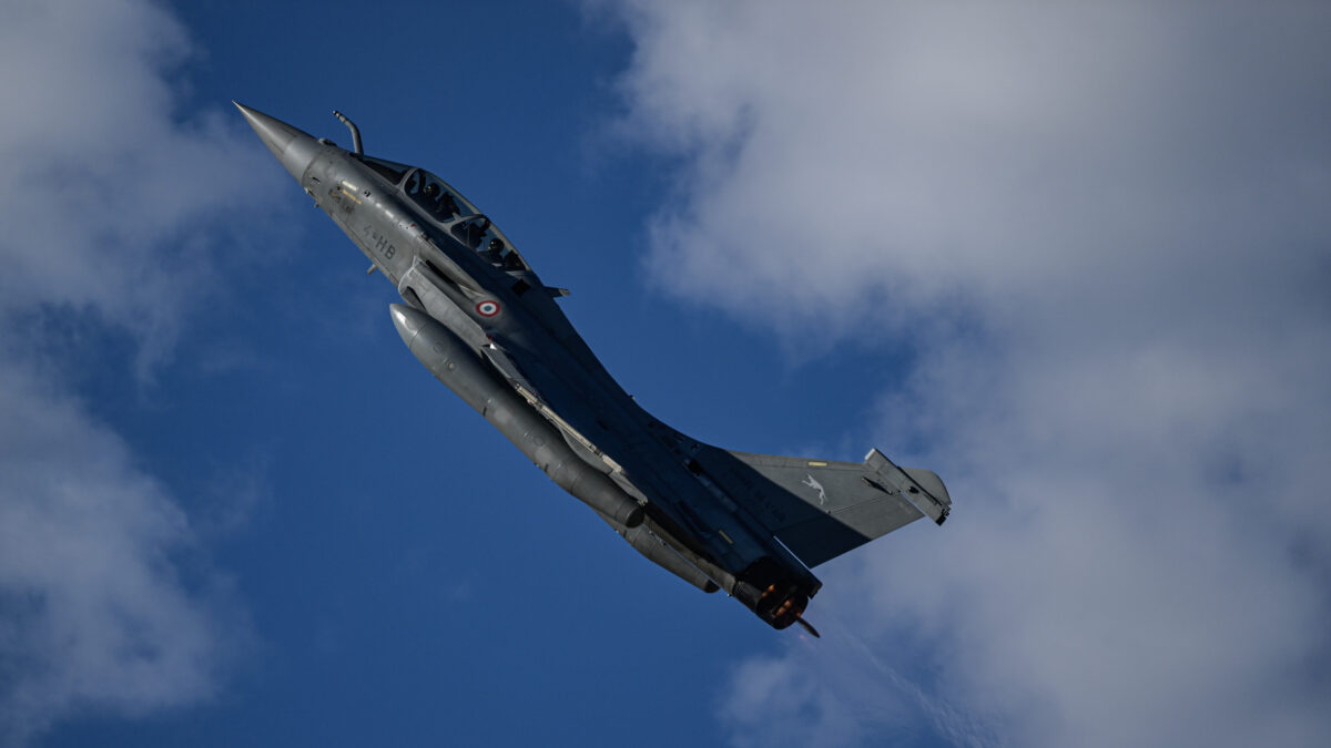 Ένα μαχητικό αεροσκάφος Rafale της γαλλικής πολεμικής αεροπορίας
