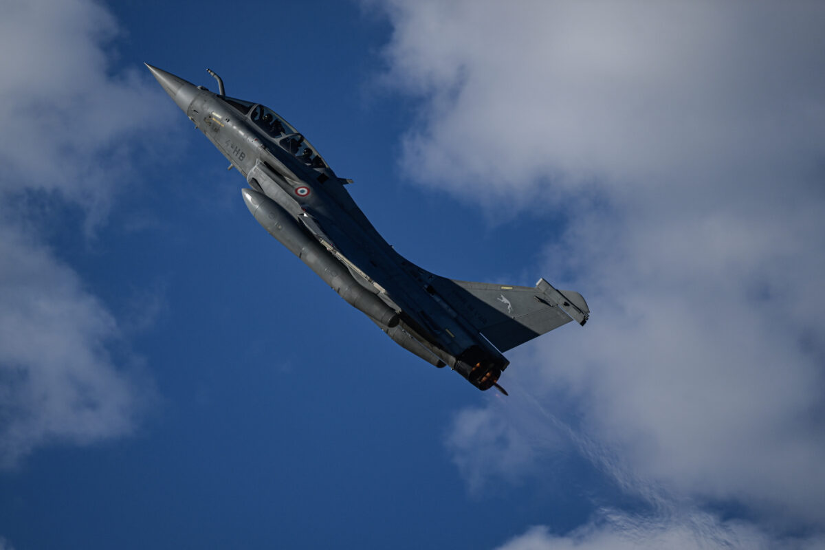 Ένα μαχητικό αεροσκάφος Rafale της γαλλικής πολεμικής αεροπορίας