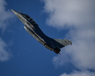 Ένα μαχητικό αεροσκάφος Rafale της γαλλικής πολεμικής αεροπορίας