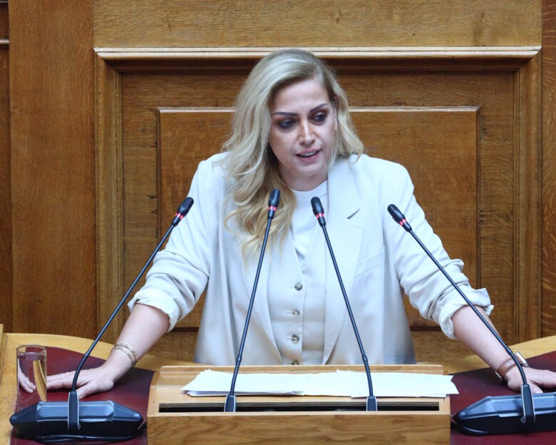 Ραλλία Χρηστίδου σε Κώστα Μπάρκα: «Εάν ξαναγελάσεις θα σου σπάσω τα μούτρα»