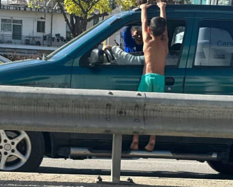 Πάτρα: Παιδιά Ρομά κρέμονται από τα αυτοκίνητα και ζητιανεύουν χρήματα – Δείτε φωτογραφίες