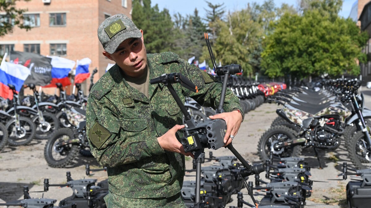 Ρώσος στρατιώτης χειρίζεται drone για τον πόλεμο στην Ουκρανία
