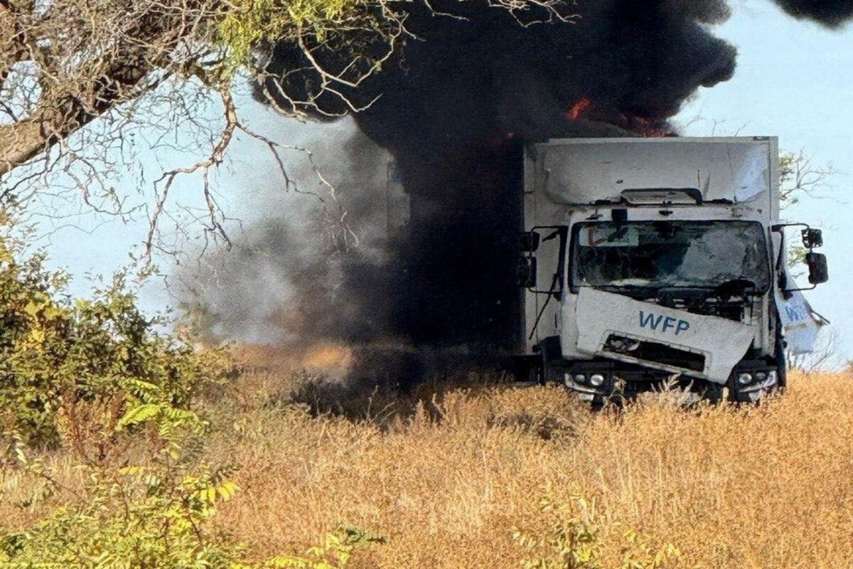 Φορτηγό με ανθρωπιστική βοήθεια φλέγεται μετά από ρωσική επίθεση