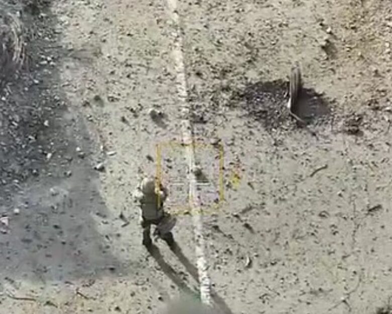 Σοκαριστικά πλάνα: Drone σκοτώνει Ρώσο στρατιώτη ενώ σηκώνει τα χέρια του για να παραδοθεί