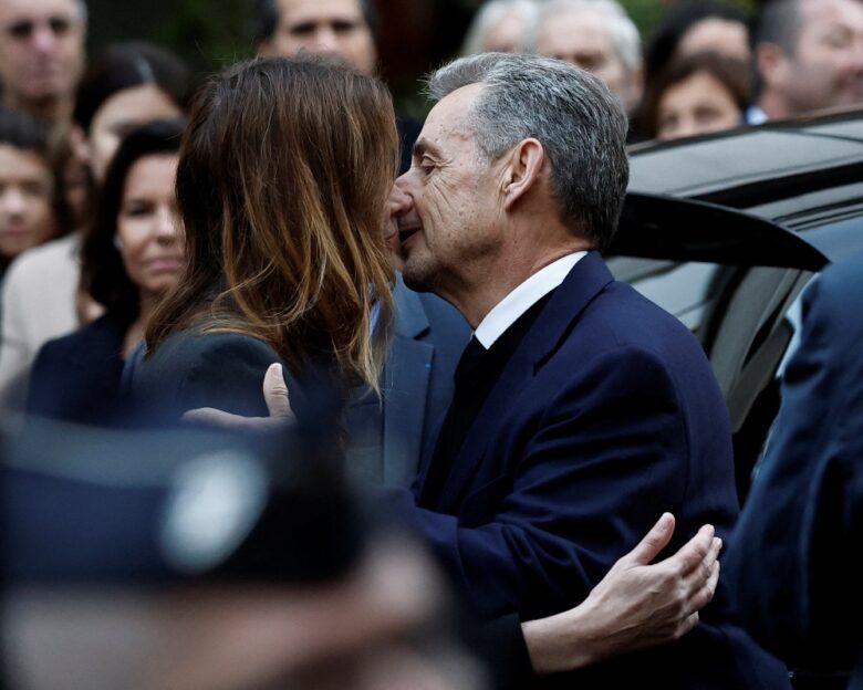 Η Κάρλα Μπρούνι τραγουδάει το «Les Séparés» για τον αποχωρισμό από τον Νικολά Σαρκοζί – «Πώς θα αντέξουν οι χωρισμένοι;»
