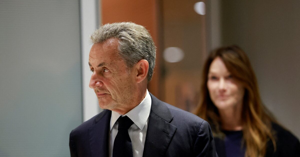 Nicolas Sarkozy was celebrated before he entered prison: old acquaintances and associates of Emmanuel Macron gave the present at his secret party