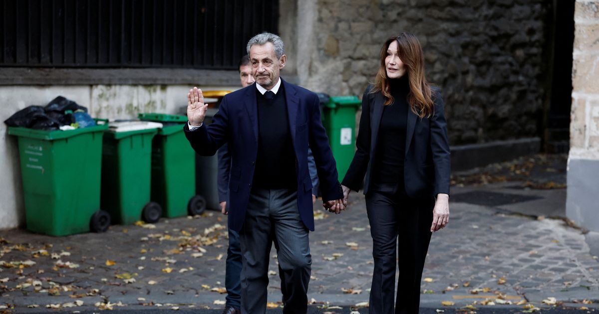 Nicolas Sarkozy in La Sante prison for at least 3 weeks to 1 month – Frame by frame leaving his house hand in hand with Carla Bruni Nicolas Sarkozy in La Sante prison for at least 3 weeks to 1 month – Frame by frame leaving his house hand in hand with Carla Bruni