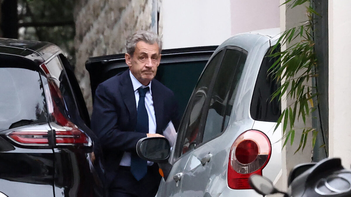 Ο Νικολά Σαρκοζί κατά την έξοδό του από την Εθνική Οικονομική Εισαγγελία (PNF)